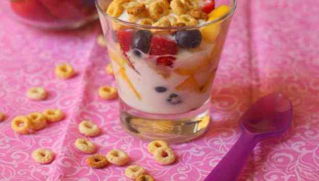 Ensalada de Frutas con Yogurt y Cereal